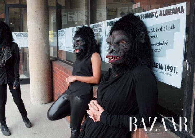 게릴라를 고릴라로 잘못 표기한 기자의 실수를 위트 있게 받아쳐 줄곧 고릴라 가면을 쓰고 익명으로 활동 중인 게릴라 걸스 (Photo: Andrew Hindraker)