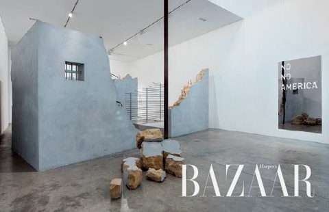 엘름그린 & 드라셋의 설치작품 ‘Prison Breaking / Powerless Structures, Fig. 333’, 2002 / 2016 (Courtesy the Artists and Victoria Miro, London © The Artist)