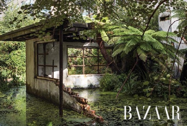 빅토리아 미로 야외 정원에 설치된 알렉스 하틀리의 작품 ‘A Gentle Collapsing II’, 2016(Courtesy the Artists and Victoria Miro, London ©Alex Hartley. Photo: Thierry Bal)