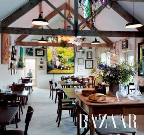 금요일엔 자정까지 DJ가 음악을 틀고 라이브 퍼포먼스가 펼쳐지는 ‘로스바 & 그릴’ (Courtesy the artists and Hauser & Wirth. Photo: Aaron Schuman)