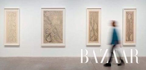 오른쪽부터 ‘주걱 여인’ ‘가족’ ‘사랑과 키스’ ‘진자’ 순으로 걸려 있는 루이즈 부르주아의 동판화 작품 (© The Easton Foundation/VAGA, New York/DACS, London 2016. Courtesy Hauser & Wirth. Photo: Ken Adlard)