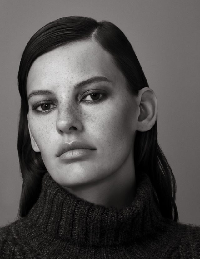 터틀넥 스웨터는 가격 미정으로 Michael Kors Collection 제품.