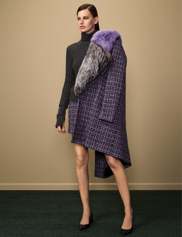 왼쪽 페이지: 터틀넥 스웨터는 가격 미정, 퍼 트리밍으로 칼라를 장식한 빈티지한 체크 코트는 5백90만원, 스커트는 1백만원대, 모던한 미드 힐 펌프스는 가격 미정으로 모두 Michael Kors Collection 제품.