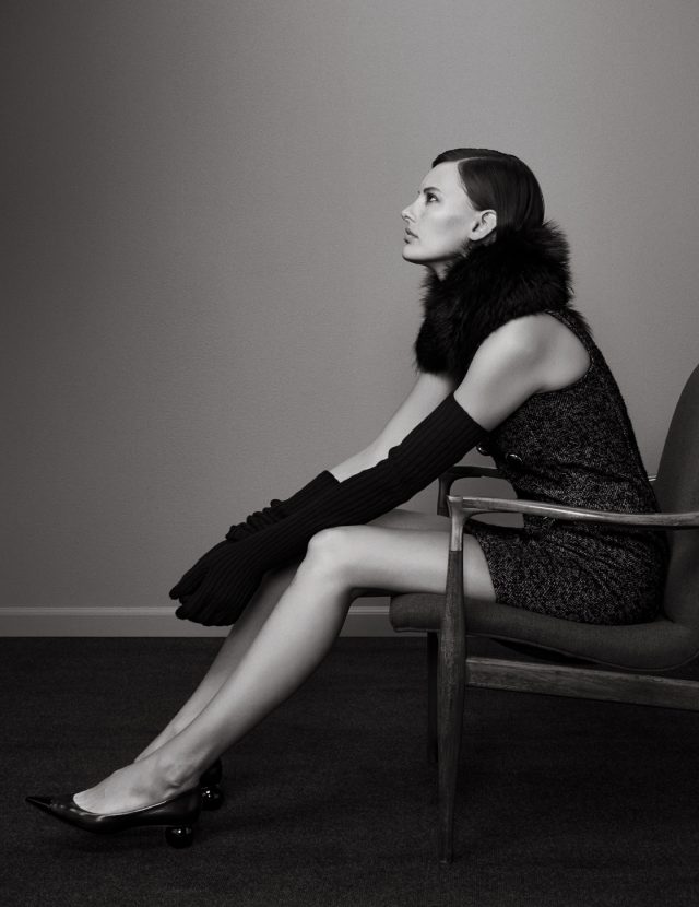 네크라인에 퍼 장식을 덧댄 트위드 소재 원피스, 니트 장갑, 모던한 미드 힐 펌프스는 모두 가격 미정으로 Michael Kors Collection 제품.