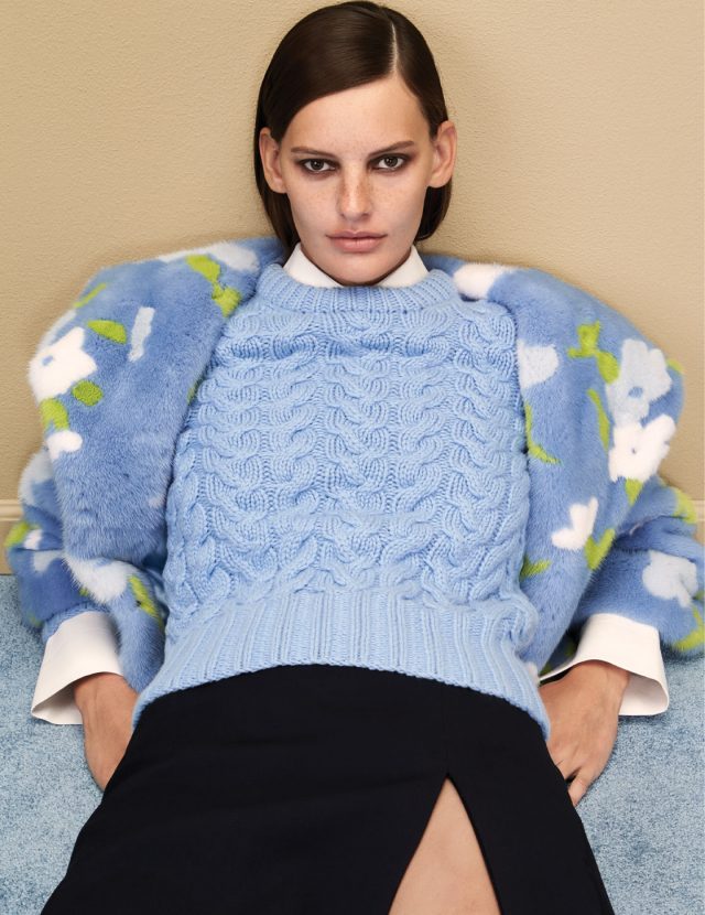 플라워 패턴이 가미된 퍼 코트는 2천5백40만원, 굵은 짜임의 스웨터는 2백40만원, 베이식한 셔츠는 1백만원, 슬릿 스커트는 1백20만원으로 모두 Michael Kors Collection 제품.