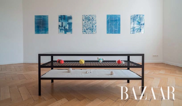 (사진) <strong>‘Auf Eisen’</strong>, Series of Cyanotype On Paper 77×56cm, 2016(조각) <strong>‘Welten’</strong>, Powder Coated Steel, Glass, Sand, Acrylic Resin, Watercolor, 150×45×60cm, 2016