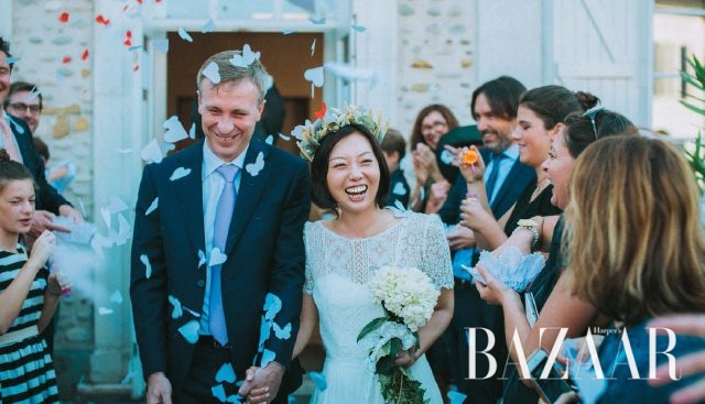 시청 예식을 마치고 나오는 순간 기다리고 있던 친구들이 꽃잎과 쌀을 뿌려주는 것이 전통이다