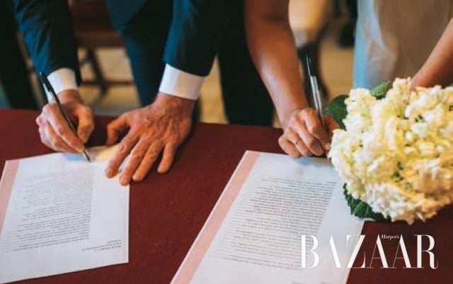 혼인 서약서에 사인함으로써 우리는 부부가 되었다.