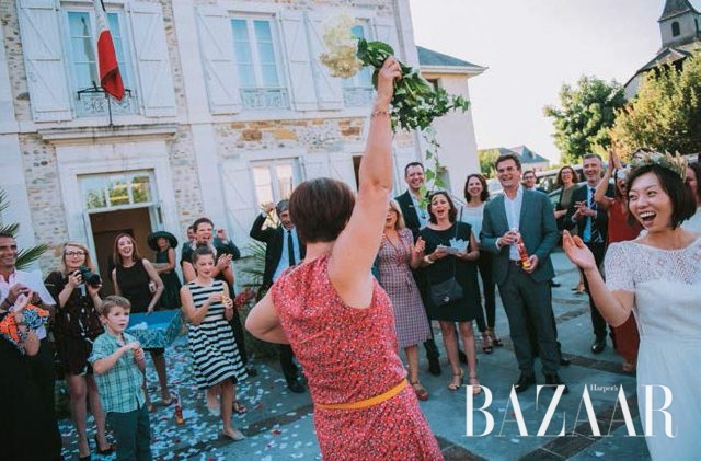 시청에서의 예식이 끝나면 바깥으로 나와 부케를 던진다.