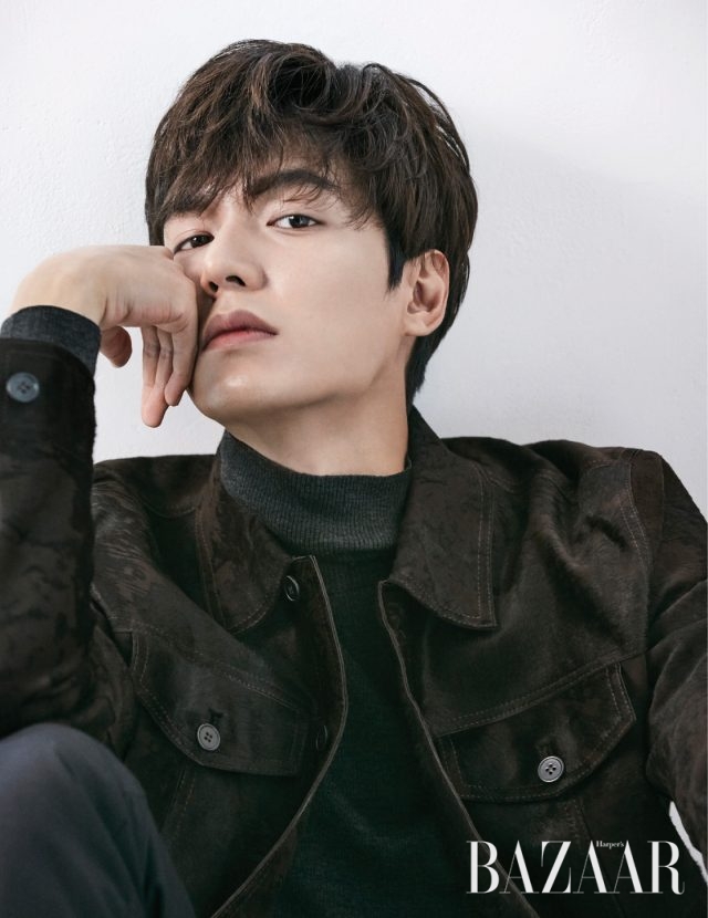 터틀넥 풀오버는 Polo Ralph Lauren, 송치 소재 재킷은 Kimseoryong Homme 제품