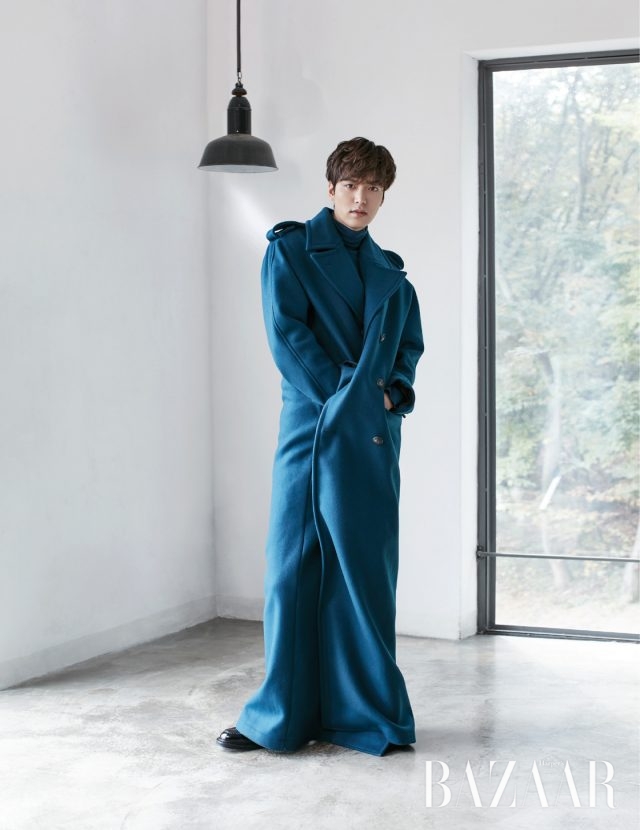 오버사이즈 롱 코트, 니트 터틀넥 톱은 모두 Balenciaga 제품.