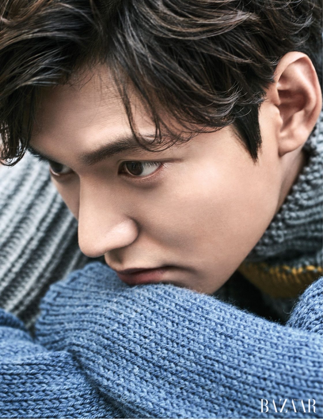 니트 터틀넥 풀오버는 모두 Fendi 제품.