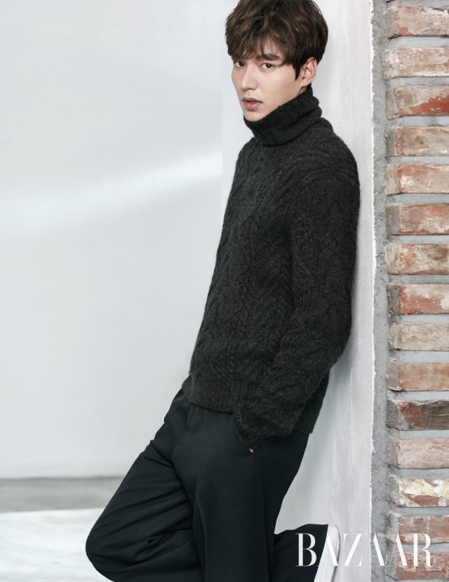 터틀넥 풀오버는 Polo Ralph Lauren, 벨티드 디테일의 와이드 팬츠는 Dries Van Noten by BOONTHESHOP 제품.