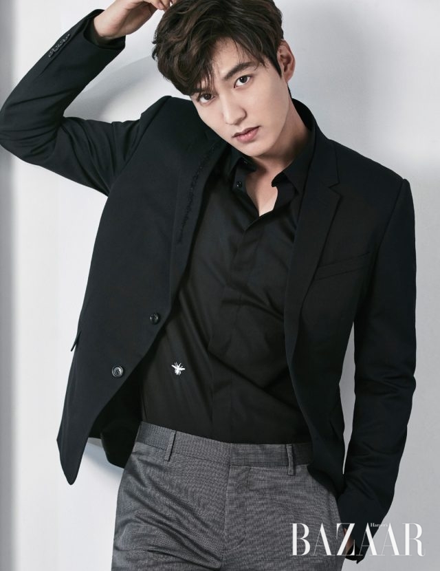 라펠에 디테일이 더해진 재킷, 셔츠, 팬츠는 모두 Dior 제품.