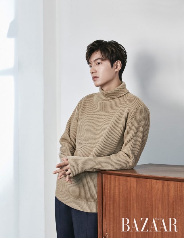 풀오버는 Andersen Andersen by San Francisco Market, 울 팬츠는 Tods 제품.