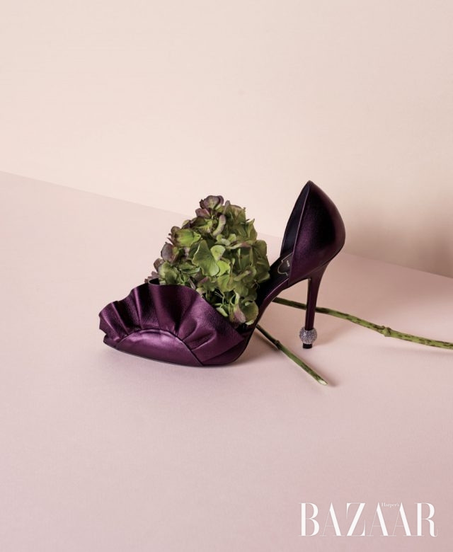 주얼 장식이 더해진 스틸레토 힐은 가격 미정으로 Roger Vivier