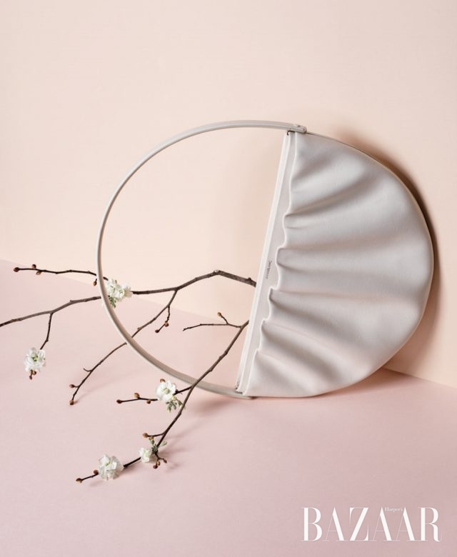 반달 모양의 구조적인 백은 1백32만원으로 Avanblanc by TLTBL