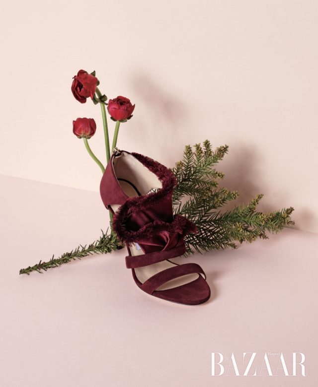 드레시한 샌들은 1백74만원으로 Jimmy Choo