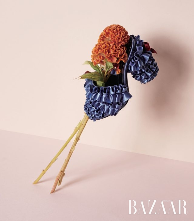 겹겹의 러플로 감싼 디자인의 뮬은 가격 미정으로 Marco de Vincenzo by Net-A-Porter