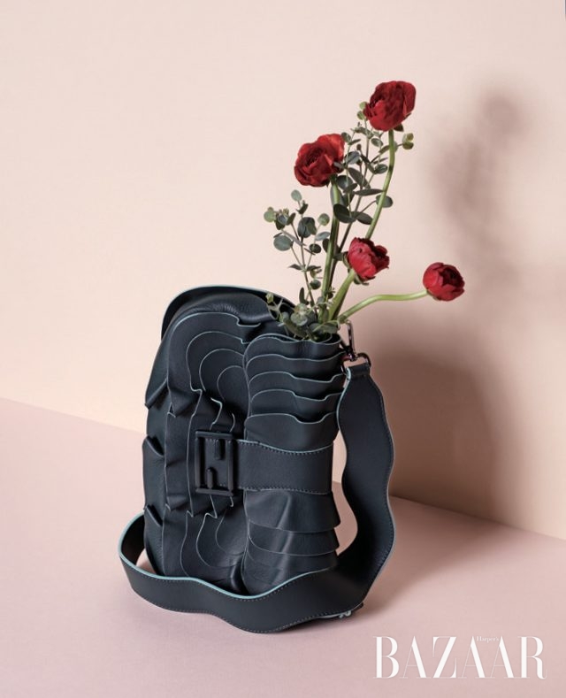 가죽 소재의 러플 백은 5백45만원으로 Fendi