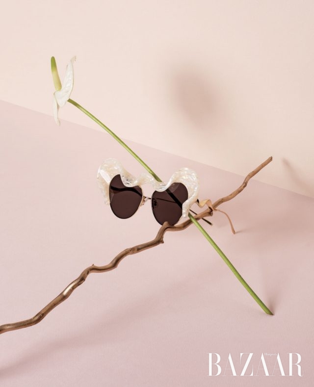 곡선 디테일의 선글라스는 45만원으로 Gentle Monster