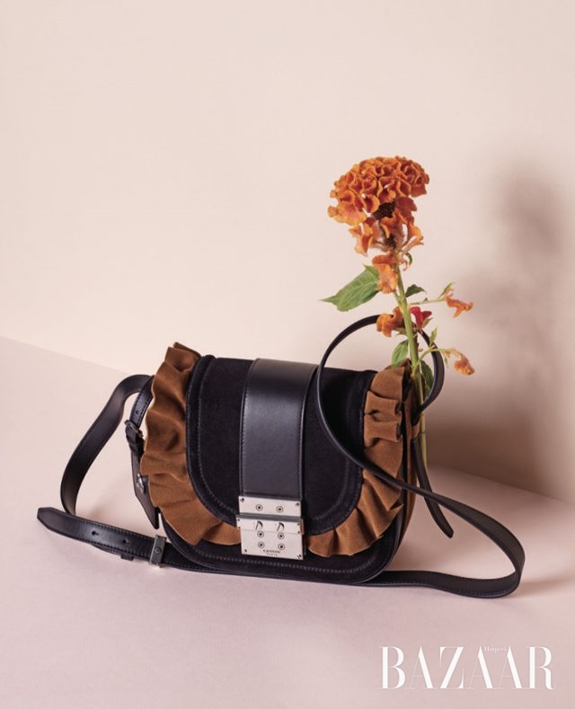 스웨이드 소재의 러플 장식 스트랩 백은 2백79만원으로 Lanvin 제품