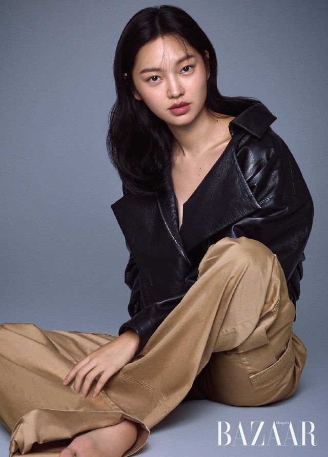 레더 재킷은 Recto, 팬츠는 Michael Michael Kors 제품.