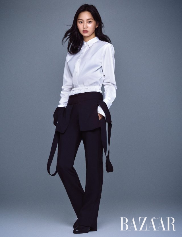 셔츠, 구조적인 디자인의 팬츠는 모두 Ports 1961, 슈즈는 Camper 제품.
