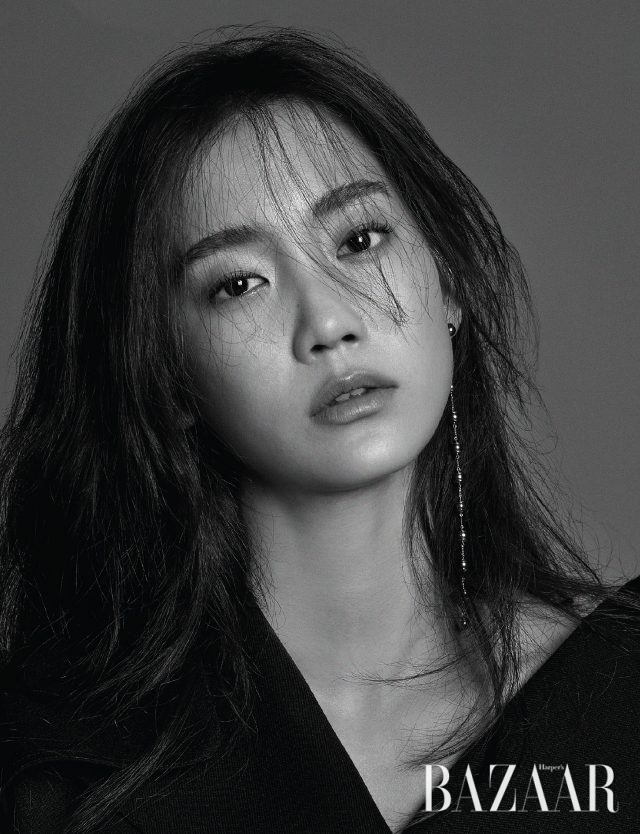 드레스는 DKNY, 드롭 귀고리는 Mzuu 제품.
