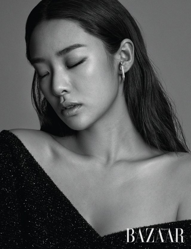 드레스는 YCH, 귀고리는 APM Monaco 제품.
