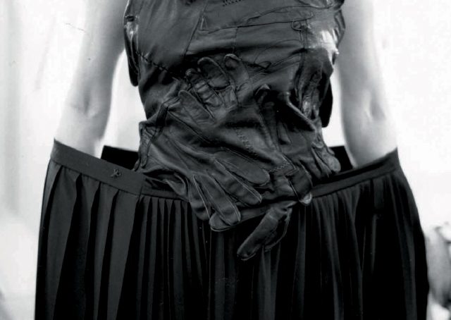 장갑을 이어 만든 톱과 오버사이즈 스커트를 매치한 1990 S/S 마틴 마르지엘라 컬렉션