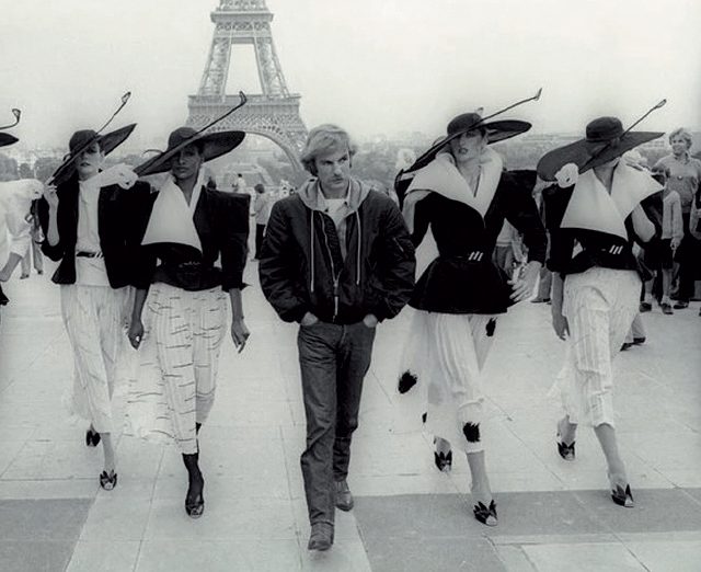 ‘어깨 패드 왕자’로 불리었던 디자이너 클로드 몬타나의 1990년대 스타일