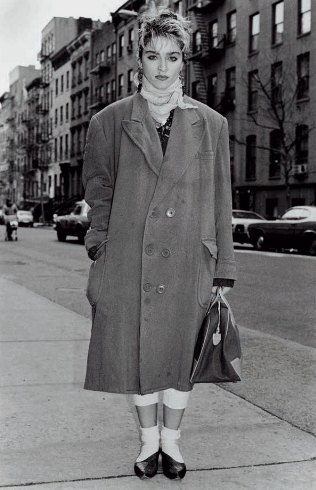 1983년에 사진가 에이미 아버스(Amy Arbus)가 포착한 마돈나의 오버사이즈 룩