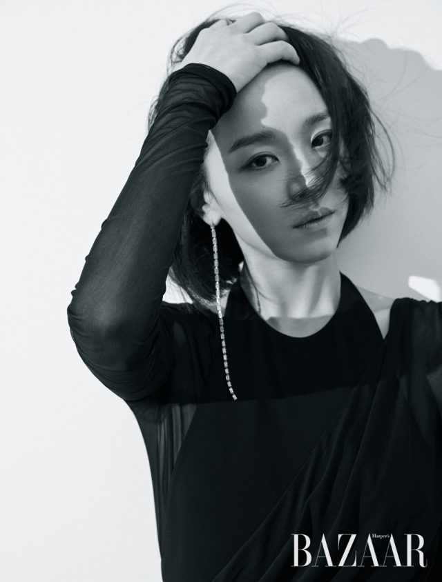 시스루 드레스가 연결된 홀터넥 보디수트는 Emilio Pucci, 귀고리와 반지는 모두 Numbering 제품.