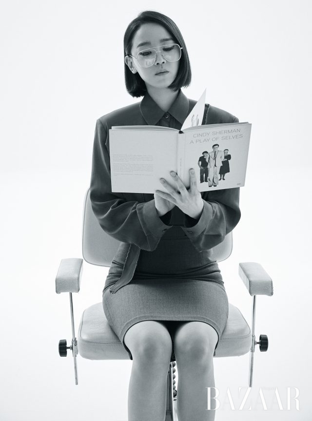 커팅 디테일의 셔츠와 타이트 스커트는 모두 Fleamadonna, 안경은 스타일리스트 소장품.