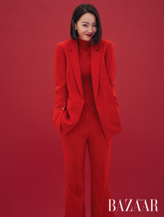 터틀넥은 Joseph, 수트는 Clue de Clare 제품.