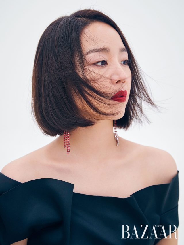 오프숄더 톱은 H&M, 귀고리는 Vintage Hollywood 제품.