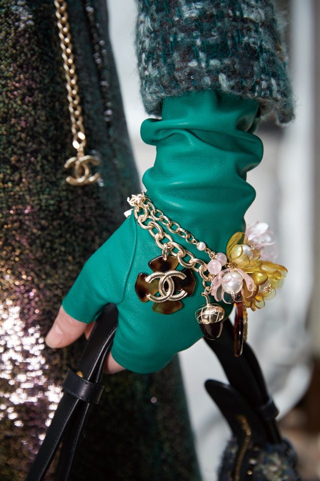 로맨틱한 참 장식 팔찌.