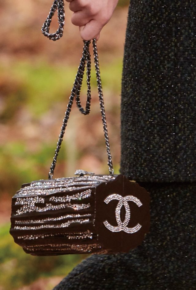 크리스털로 장식된 샤넬 백.