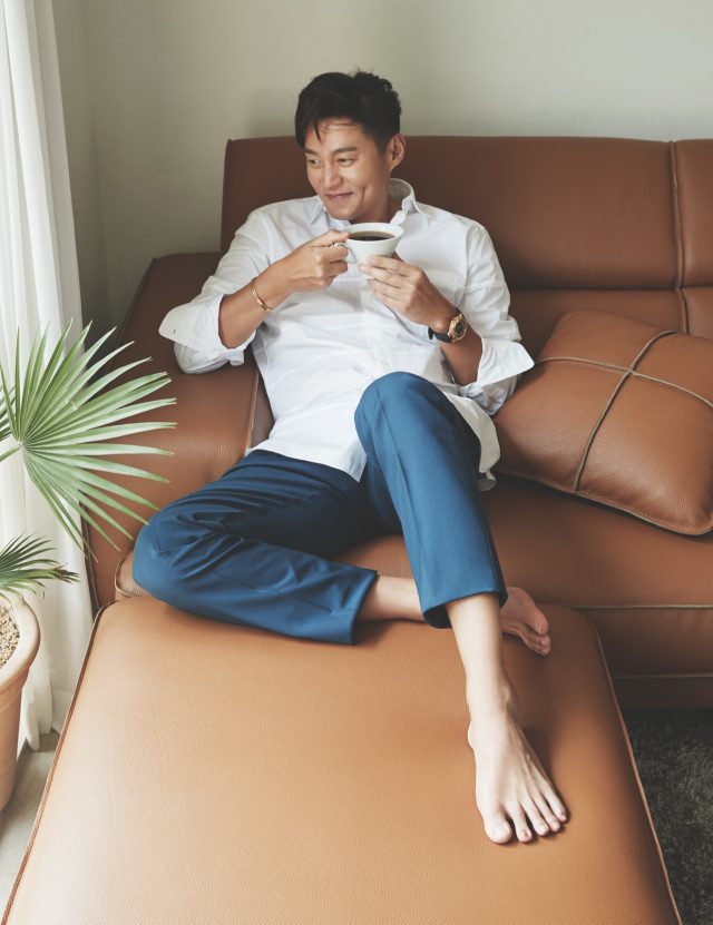 화이트 셔츠는 Lanvin, 슬랙스는 Prada, 35kg/㎥ 고탄성폼, 항균 파이버, S자 스프링, 이탈리아 밴드, 송진 성분의 친환경 이탈리아 본드, MLH 하드우드, 친환경 E0 목재를 사용한 플레슈 소파는 290만원으로 Jakomo 제품.