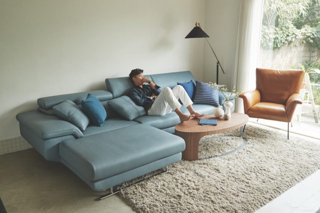 셔츠와 팬츠는 모두 Hermes, 45단계 조절이 가능한 무빙 헤드레스트에 편안한 각도로 절개된 등쿠션이 최상의 착용감을 선사하는 베르너 소파는 399만원으로 Jakomo 제품.