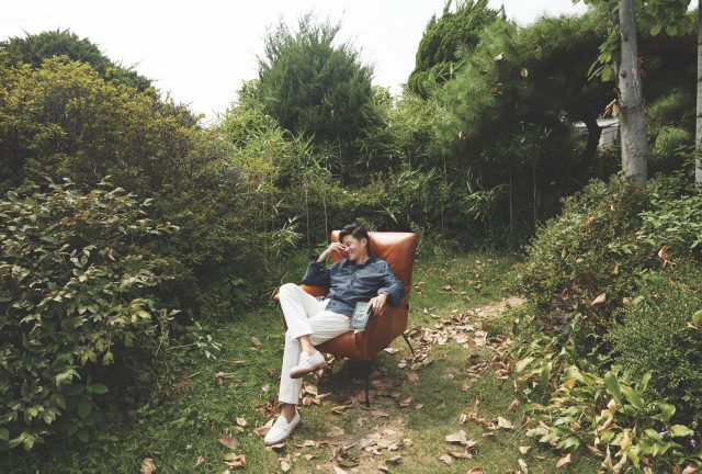 프린트 셔츠와 화이트 팬츠는 모두 Herm｀es, 로퍼는 Church’s by 10 Corso Como, 빈티지 가죽이 멋스러운 클래식한 디자인의 샬럿 체어는 73만3천원으로 Jakomo 제품.