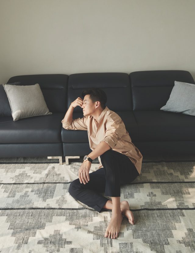 셔츠와 팬츠는 모두 Lanvin,슈렁큰 천연 면피 가죽 소재로 제작된 친환경적인 4인용 헤비츠 소파는 215만원으로 Jakomo 제품.