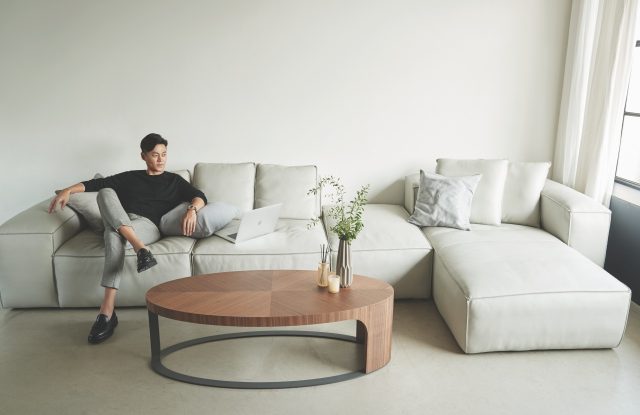 셔츠와 팬츠는 모두 Lanvin, 슈렁큰 천연 면피 가죽 소재로 제작된 친환경적인 4인용 헤비츠 소파는 215만원으로 Jakomo 제품.