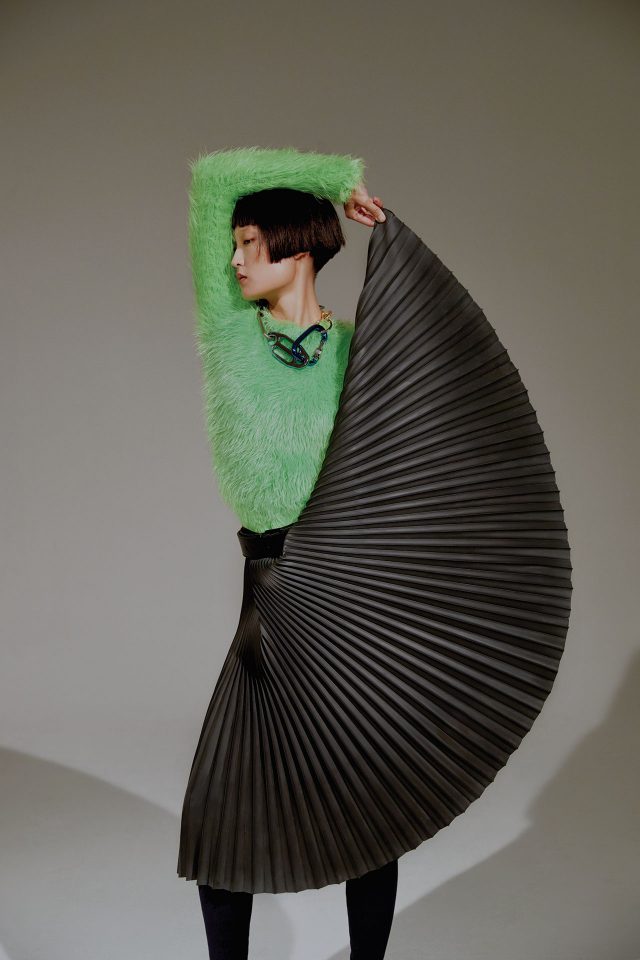 니트, 스커트, 목걸이, 사이하이 부츠는 모두 Balenciaga.