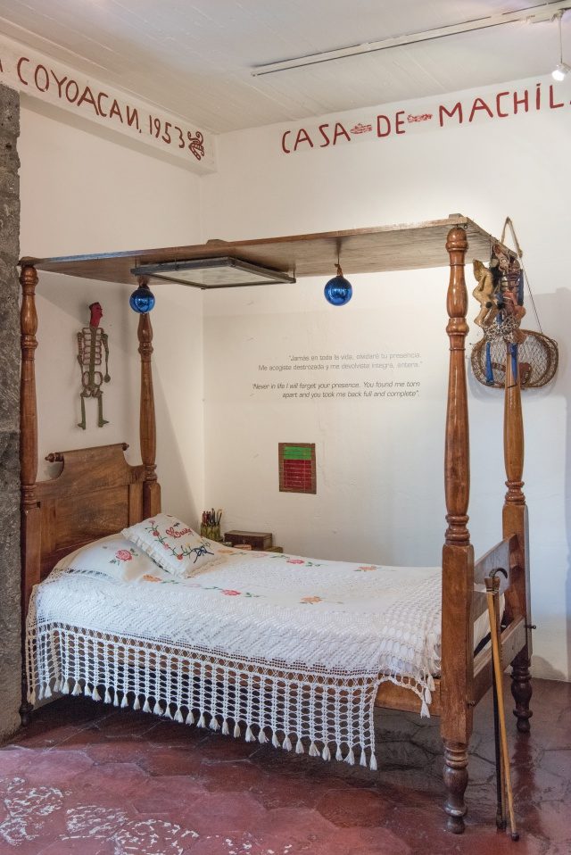 멕시코 전통 장난감과 인형이 걸려 있는 칼로의 침대.