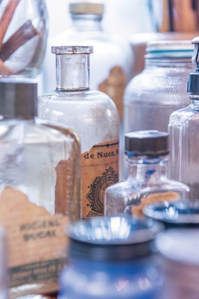 칼로의 작업실에 즐비한 재료.