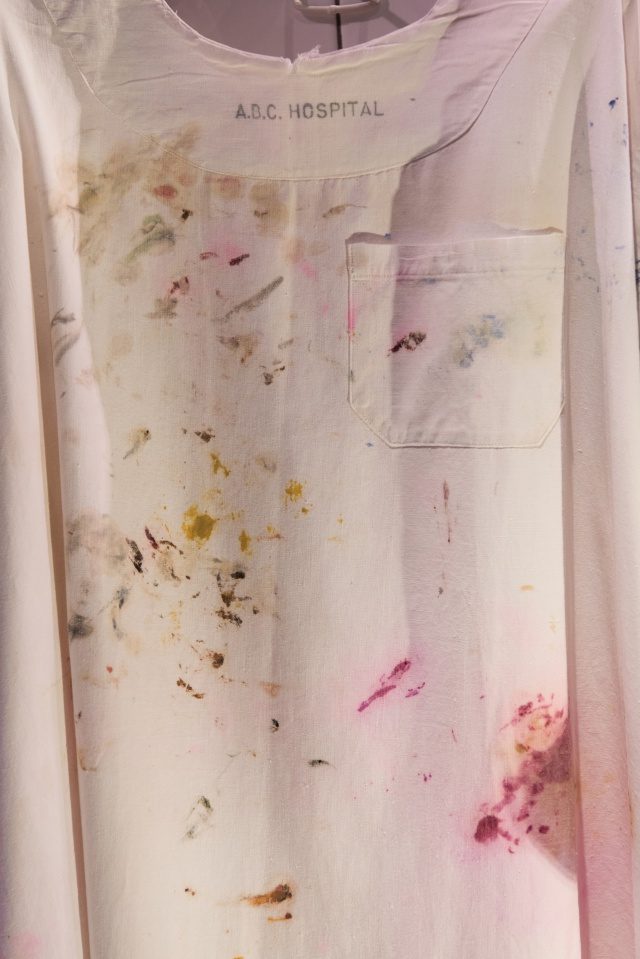 프리다 칼로가 입었던, 페인트가 묻은 환자복.