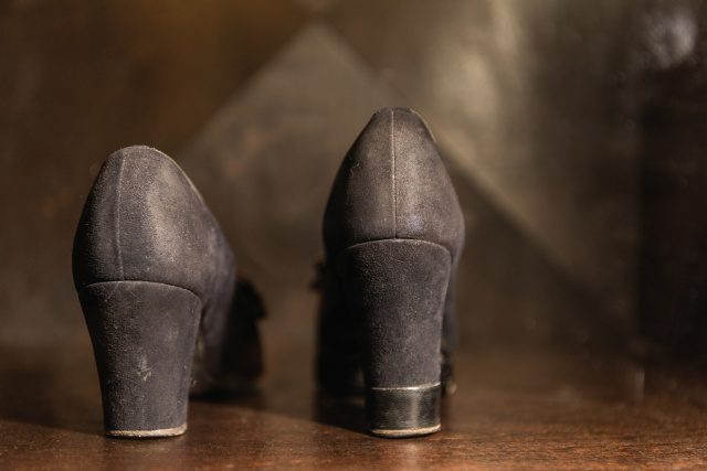 굽 높이가 서로 다른 칼로의 구두.