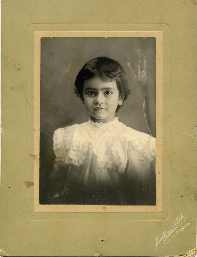 칼로가 2세 때 아버지 기예르모(Guillermo)가 찍어준 사진.